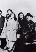 Carvalho Calero cun grupo de amigos
