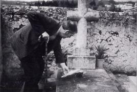 Manuel María perante a tumba de Francis James