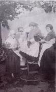 Grupo de mulleres na vendima.