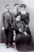 Fotografía dos fillos e a dona de Curros Enríquez
