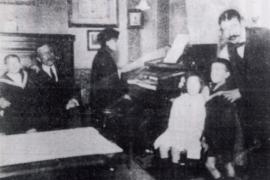 Lugrís no salón da súa casa.