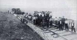 Grupo de obreiros nas obras do ferrocarril en Castro